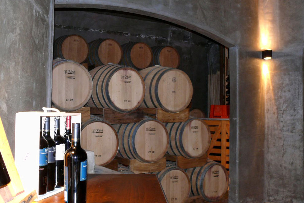 botellas-con-vino-y-barricas-en-cava