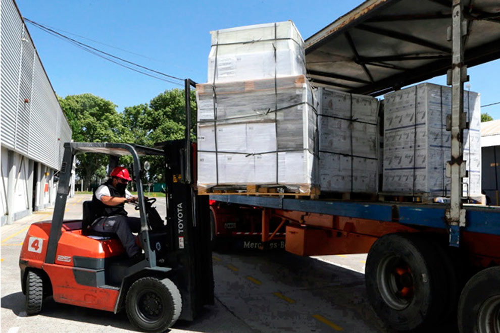 carga-de-productos-palletizados-en-camion