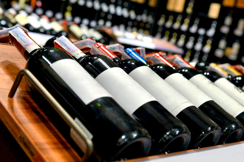 botellas-de-vino-en-local-comercial