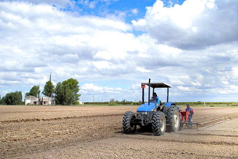 tractor_obreros_arando